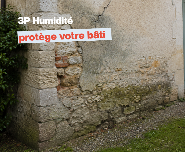 Façade de maison fragilisée par l’humidité avec fissure et enduit dégradé