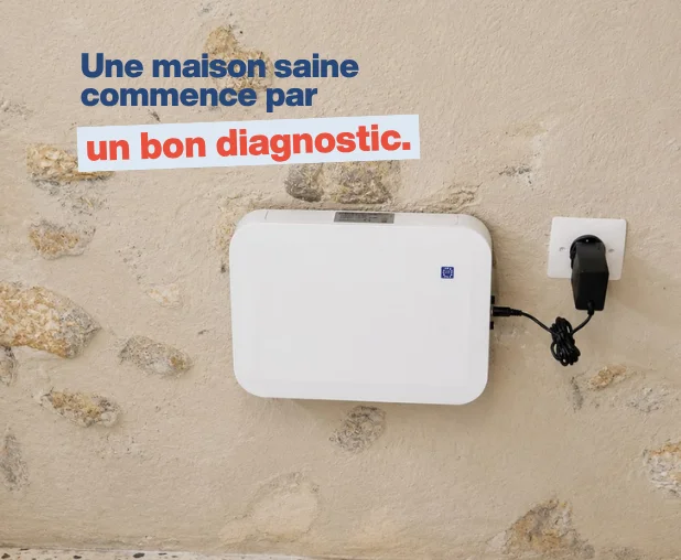 Taches et dégradations révélant un problème d’humidité dans une maison
